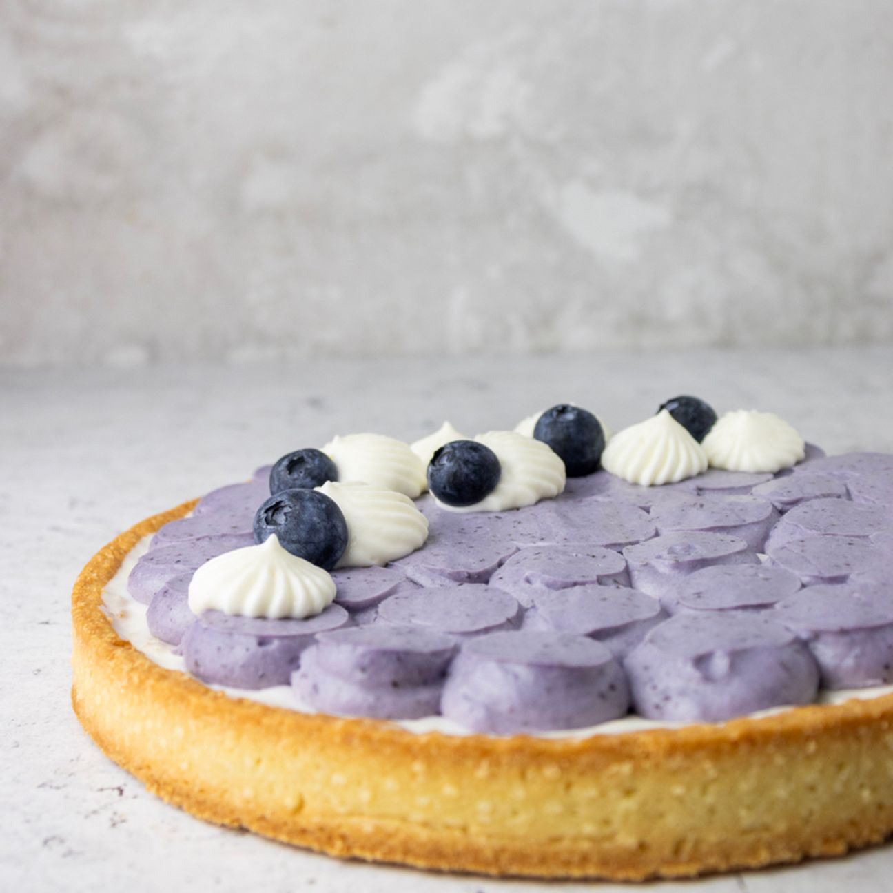 Crostata con frangipane al cocco, mousse allo yogurt e ganache ai mirtilli
