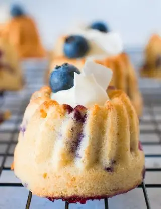 Ricetta MINI BUNDT CAKE AL COCCO E MIRTILLI CON CREMA AL CIOCCOLATO BIANCO E COCCO di thesweetieparadise