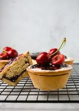 Ricetta TORTINE DI FROLLA CON FRANGIPANE AL COCCO E CILIEGIE