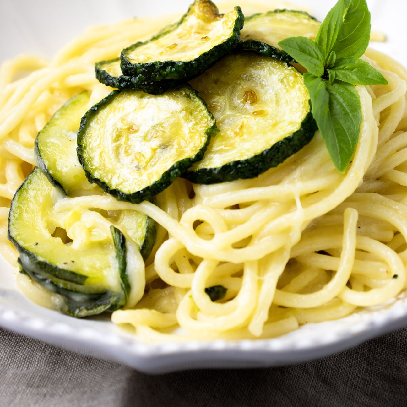 SPAGHETTI CON ZUCCHINE E PROVOLA