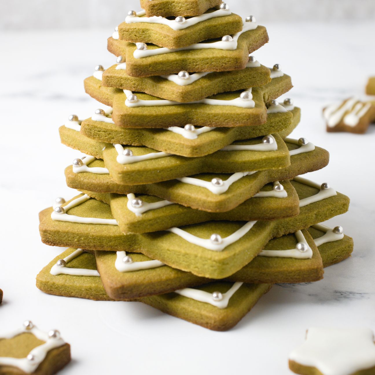 ALBERO DI NATALE CON FROLLA AL TÈ MATCHA E MANDORLE
