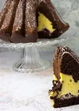 Ricetta Bundt Cake al cacao con ripieno di cheesecake e more