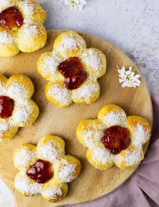 Ricetta FIORI DI BRIOCHE ALLO YOGURT CON COCCO E MARMELLATA di thesweetieparadise