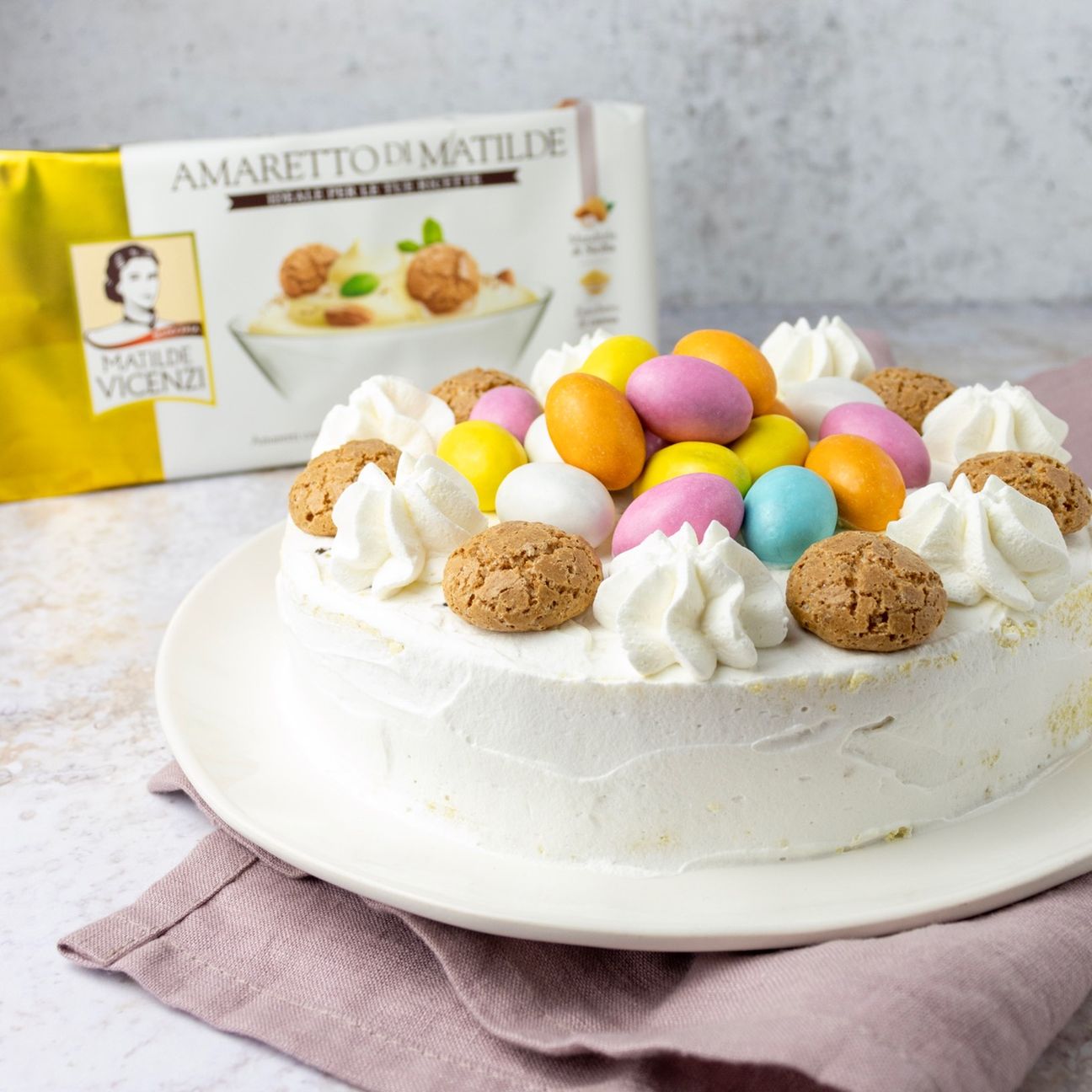 TORTA GIRELLA CON CREMA E AMARETTI