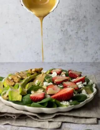 Ricetta INSALATA DI SPINACINO CON FETA, FRAGOLE, AVOCADO E TAHINI DRESSING di thesweetieparadise