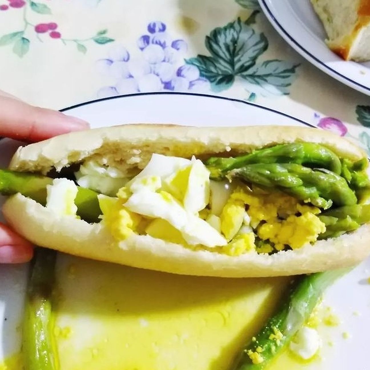 Panino con asparagi e uovo strapazzato