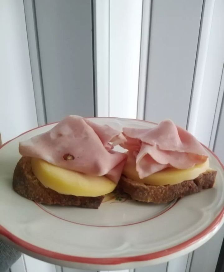 Fetta di pane con pasta filata e mortazza