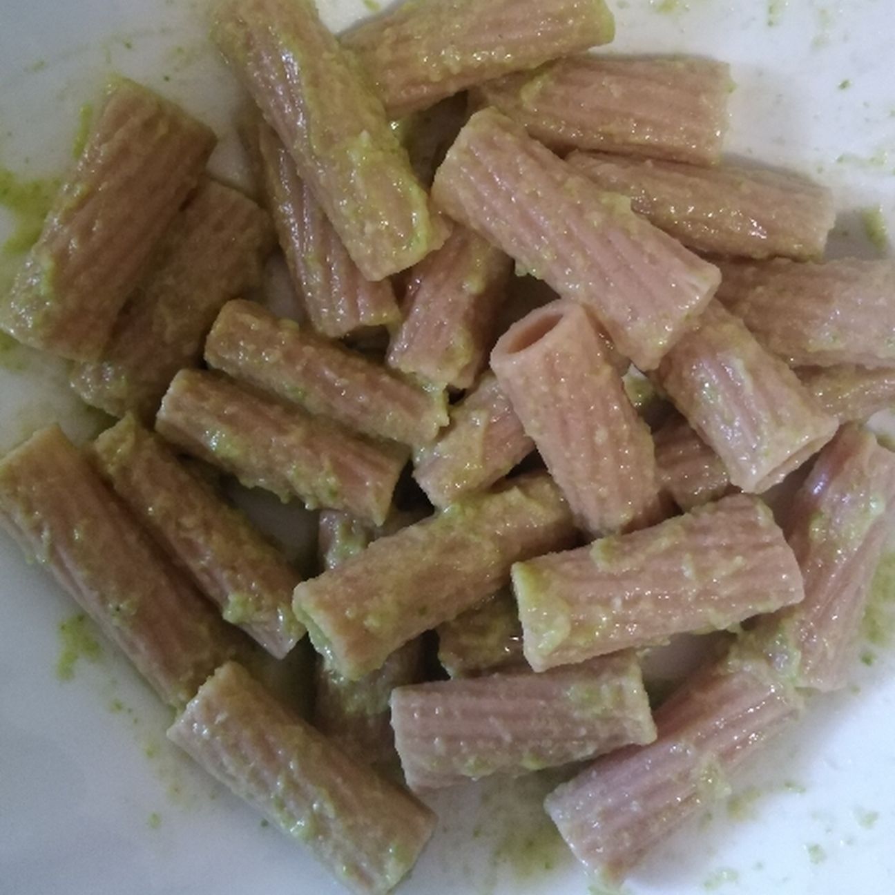 Pasta integrale con pesto di zucchine
