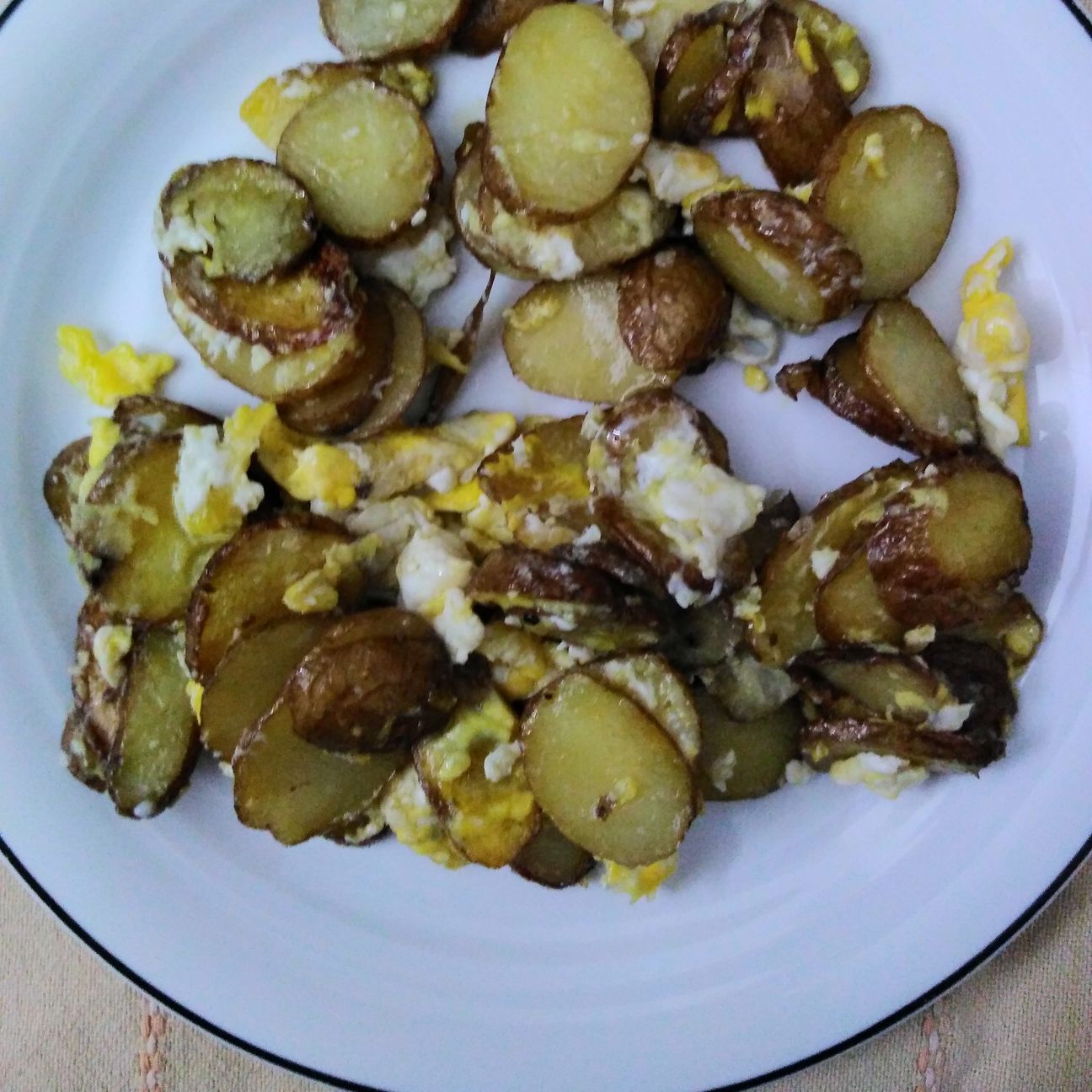 Patate piccole con uova strapazzate