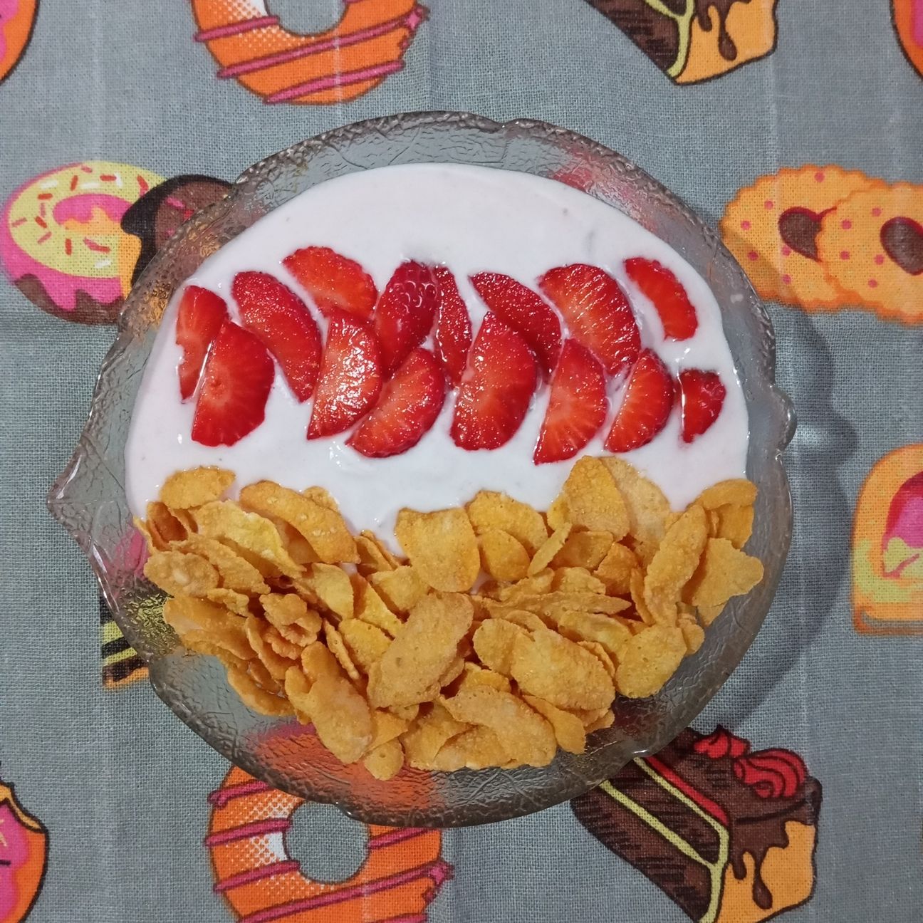 Coppa allo yogurt fragole e cornflakes