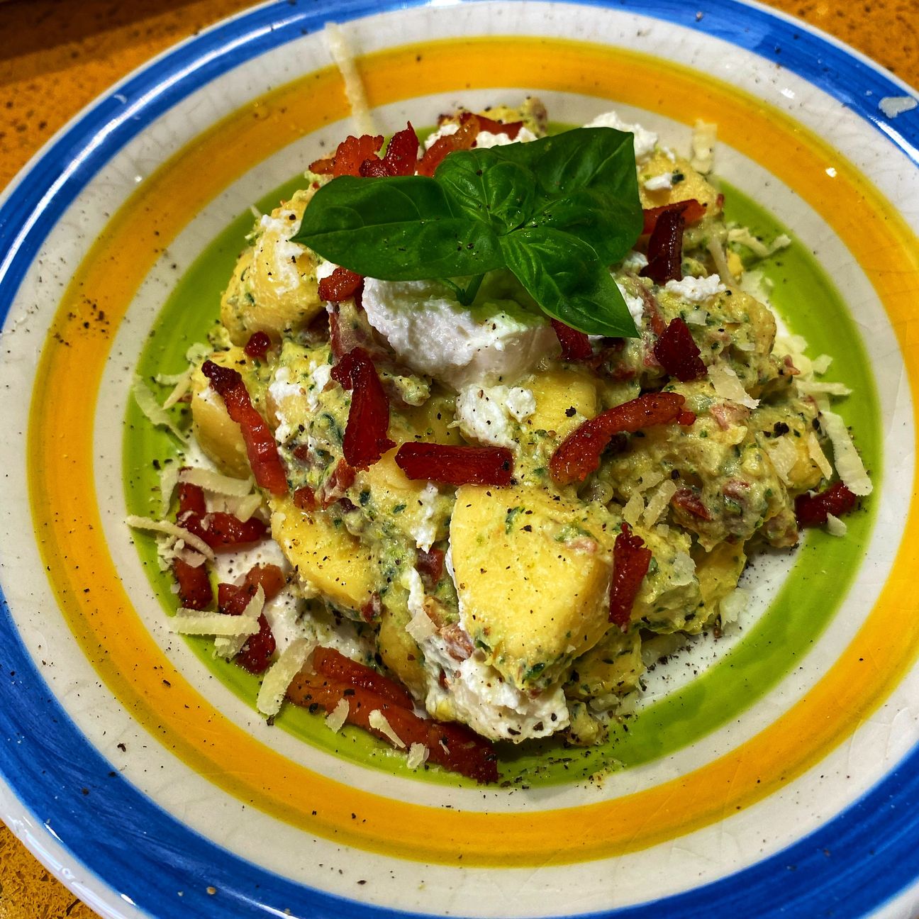 Gnocchi con pesto di zucchine, ricotta e spek