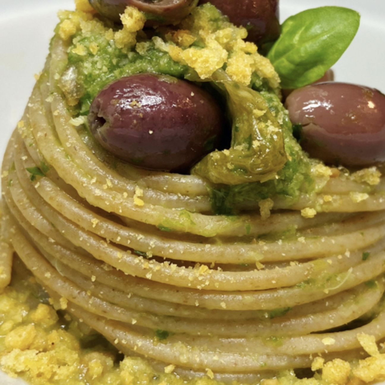 Spaghetti integrali con scarola, colatura di alici e olive taggiasche