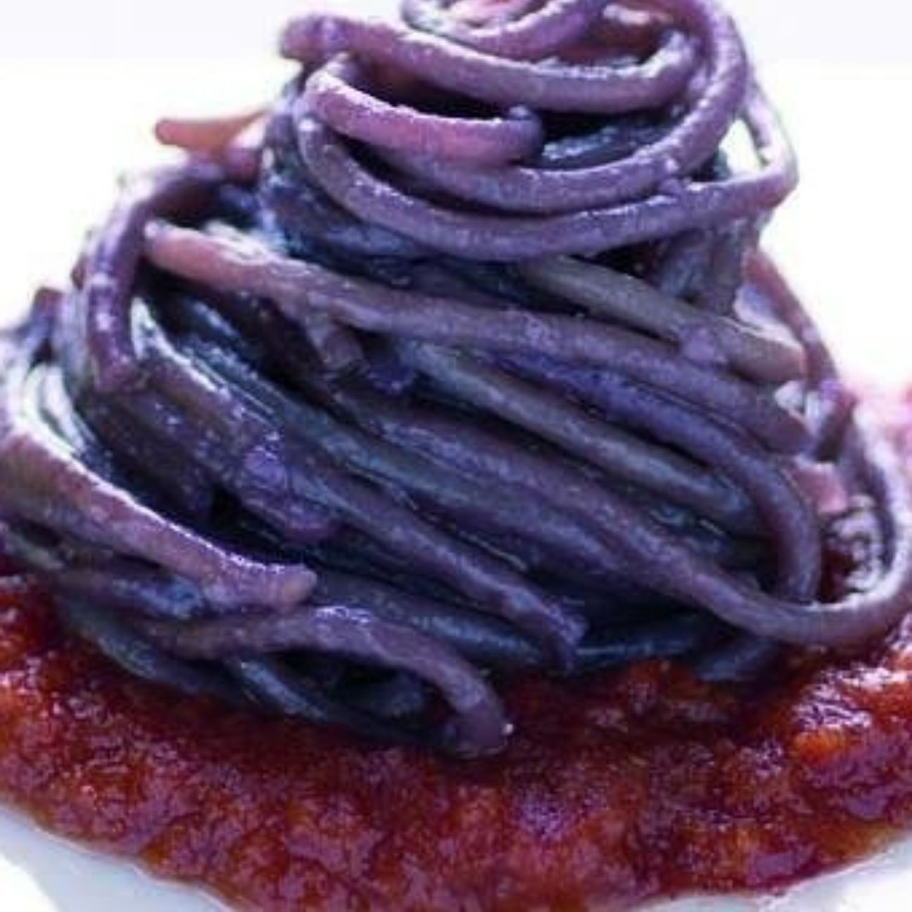 Spaghetti al vino rosso in salsa di pomodoro