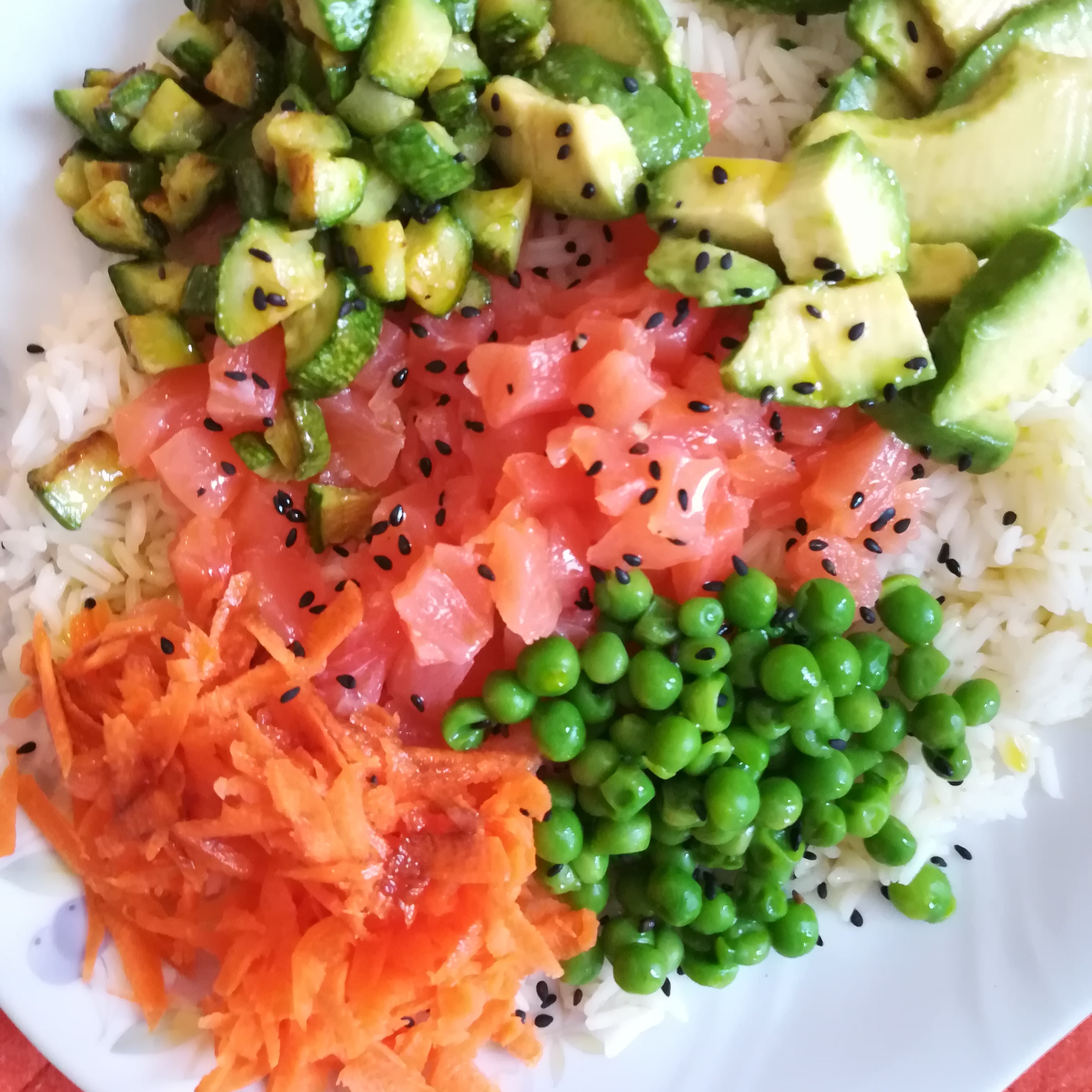 Bowl di riso basmati, salsiccia e verdure