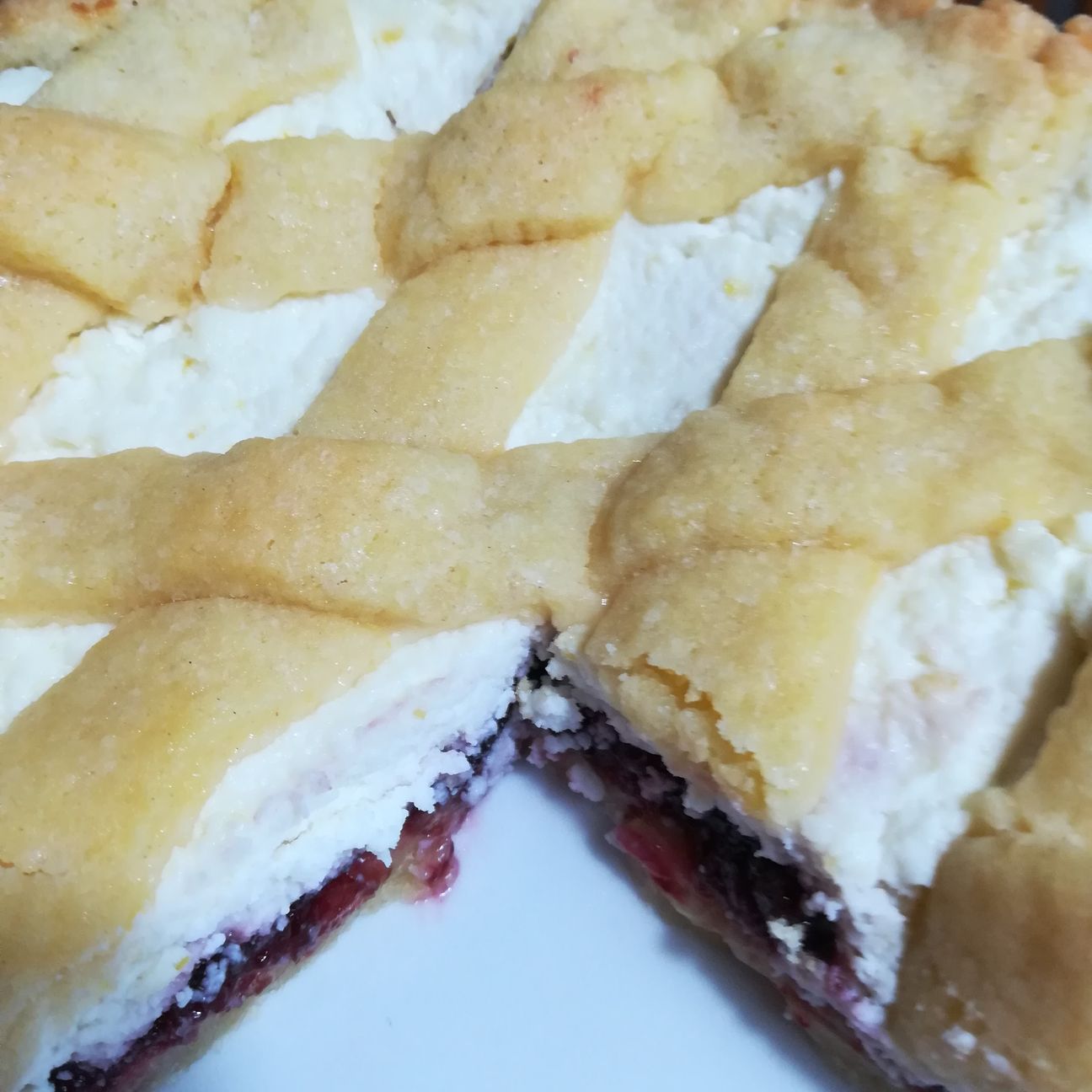 Crostata di ricotta e marmellata di ciliegie
