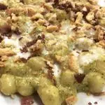 Ricetta Gnocchi crema di basilico , speck croccante , fonduta di parmigiano e tarallo sbriciolato