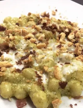 Ricetta Gnocchi crema di basilico , speck croccante , fonduta di parmigiano e tarallo sbriciolato di z5g9vc2dgk