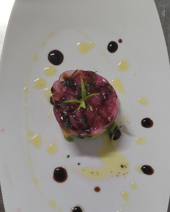 Antipasto di pesce, Salmone fresco marinato agli agrumi con cipolla marinata
