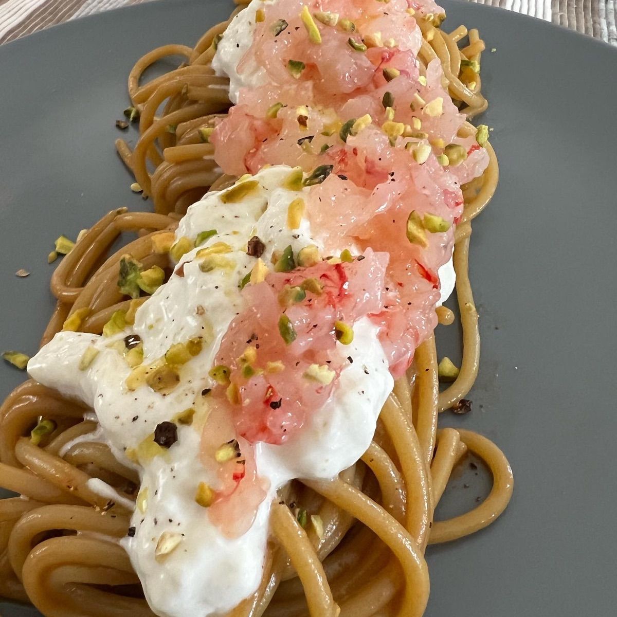 Spaghettone Garofalo in bisque con stracciatella e tartare di gambero rosso