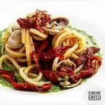 Ricetta Spaghettoni con Vongole, Pomodori Secchi su Crema di Broccoli.