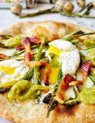 Ricetta Pizza primavera con uova di quaglia in camicia, asparagi e guanciale croccante di mammachepiatti