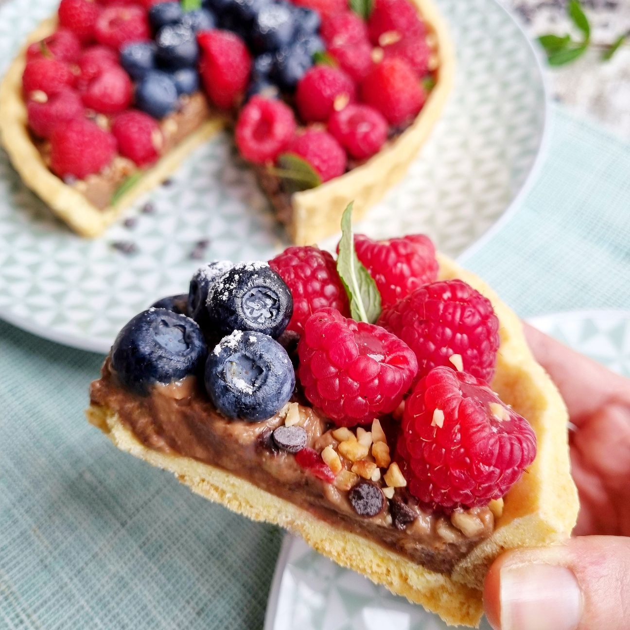 Crostata alla nocciola con crema al cioccolato e frutti di bosco