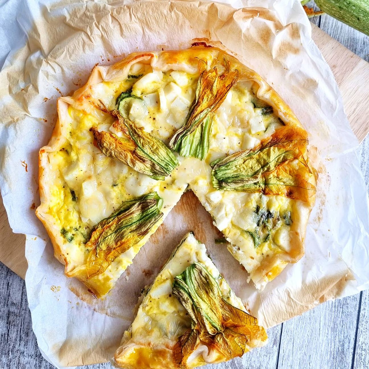 Torta salata ripiena di zucchine e formaggi