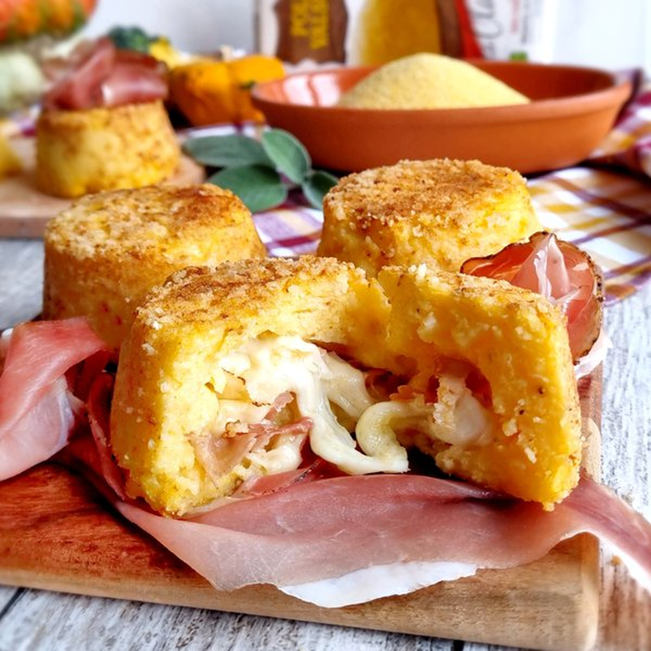 Sformatini di polenta con cuore filante e speck