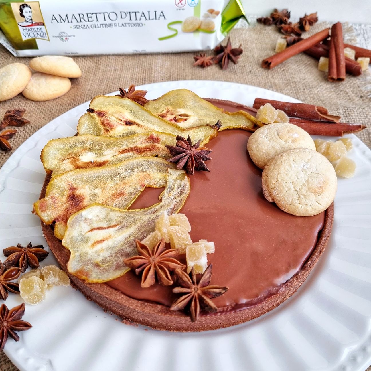 Crostata al cacao con pere caramellate, amaretti e ganache al cioccolato fondente
