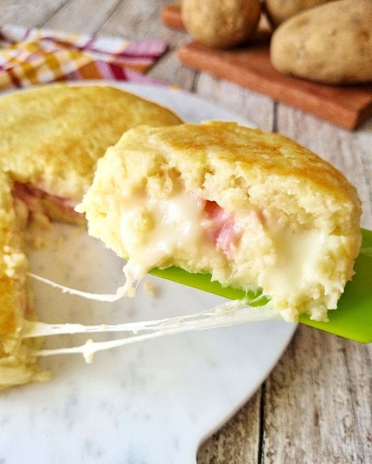 Torta di patate, prosciutto e formaggio filante