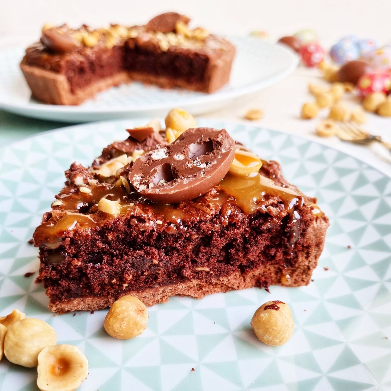 Doppia torta al cioccolato con morbido ripieno alle nocciole e al cioccolato