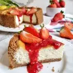 Ricetta New York Cheesecake con coulis alle fragole
