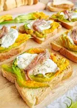 Ricetta Bruschette di fiori di zucca, mozzarella e acciughe 