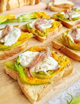 Ricetta Bruschette di fiori di zucca, mozzarella e acciughe  di mammachepiatti