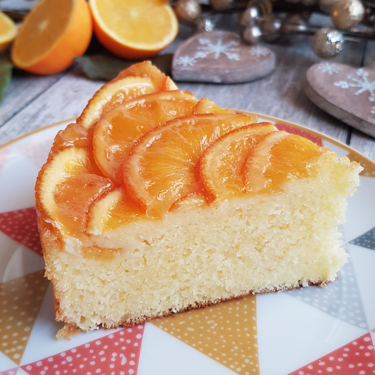 Torta all’arancio senza glutine ricoperta di arance caramellate
