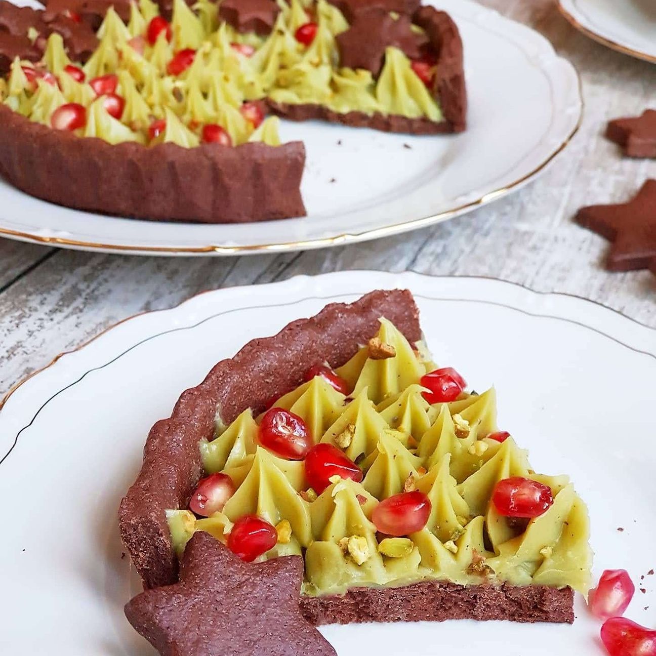 Crostata al cacao con ganache al pistacchio e melagrana