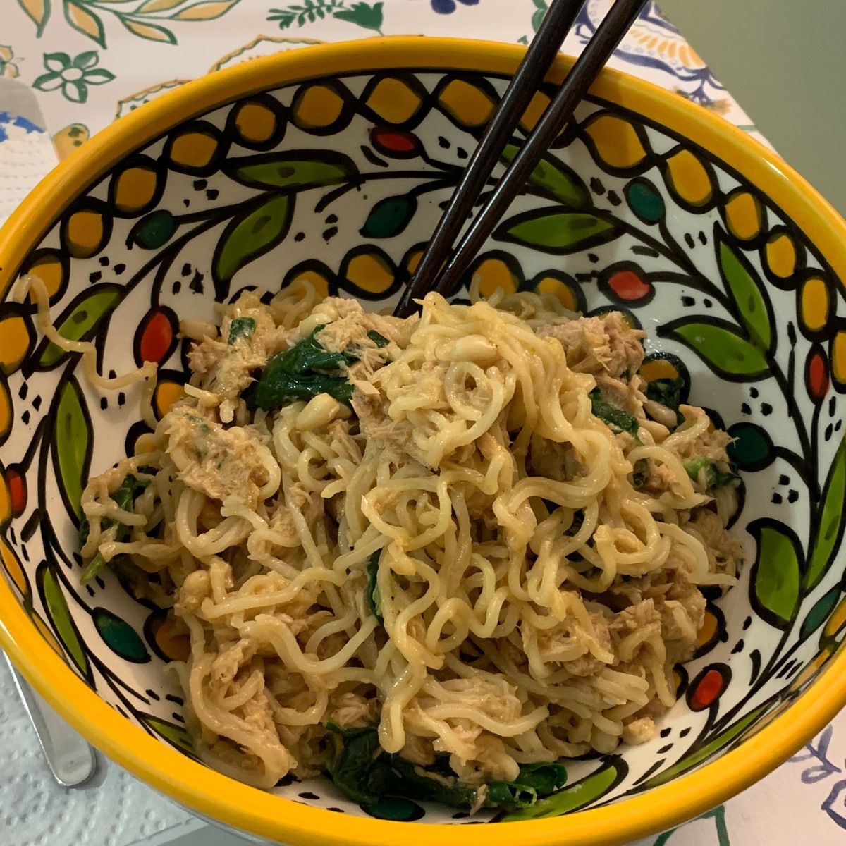 Noodles tonno e pinoli