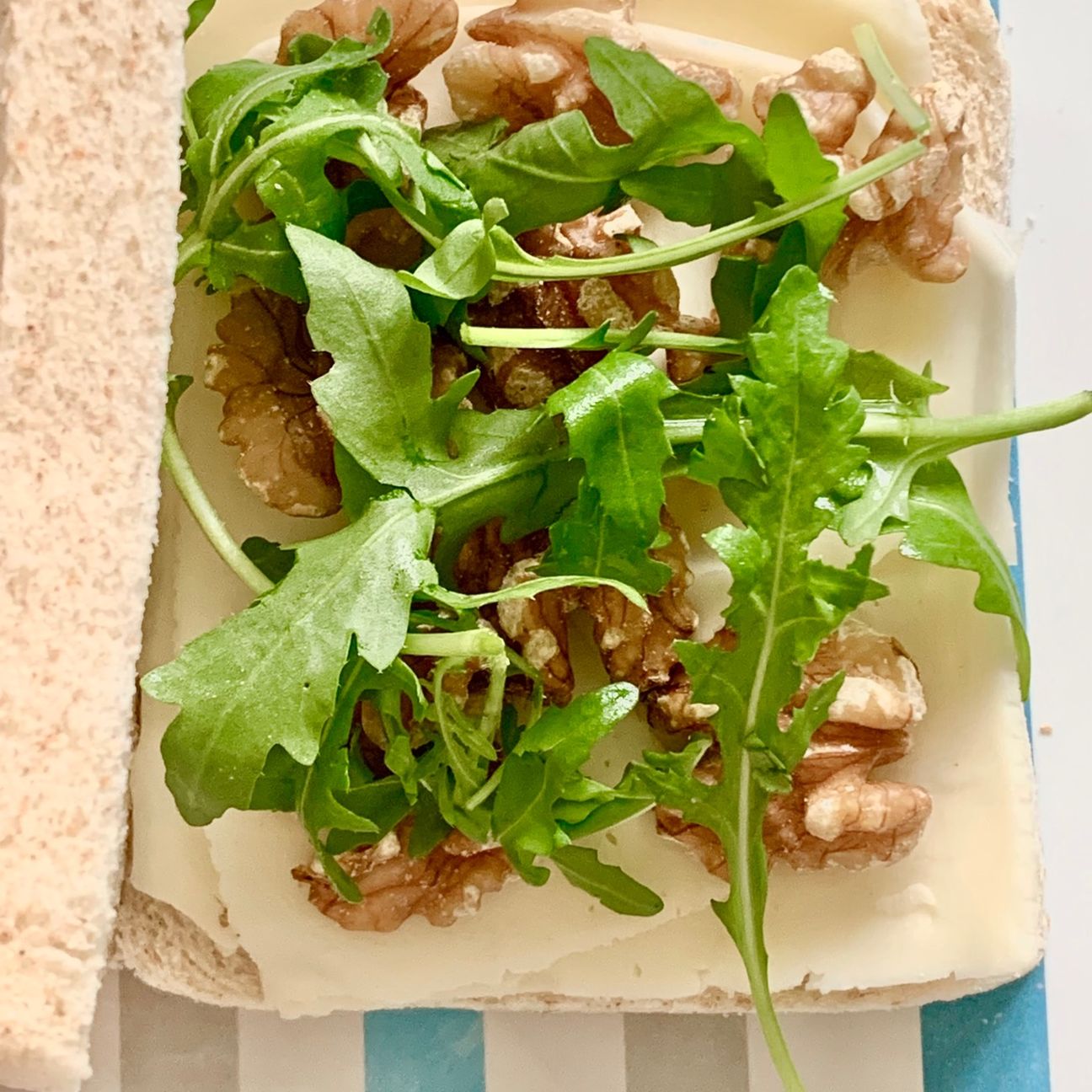 Panino con formaggio, rucola e noci
