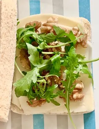 Ricetta Panino con formaggio, rucola e noci di monidipastafrolla