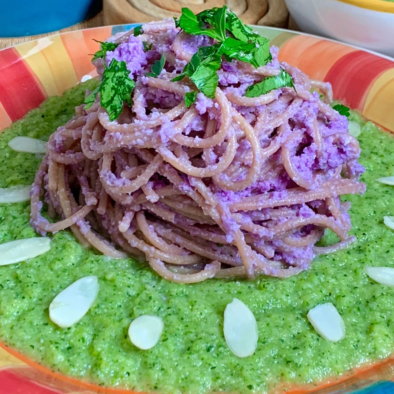 Pasta al pesto di cavolo rosso su crema di zucchine