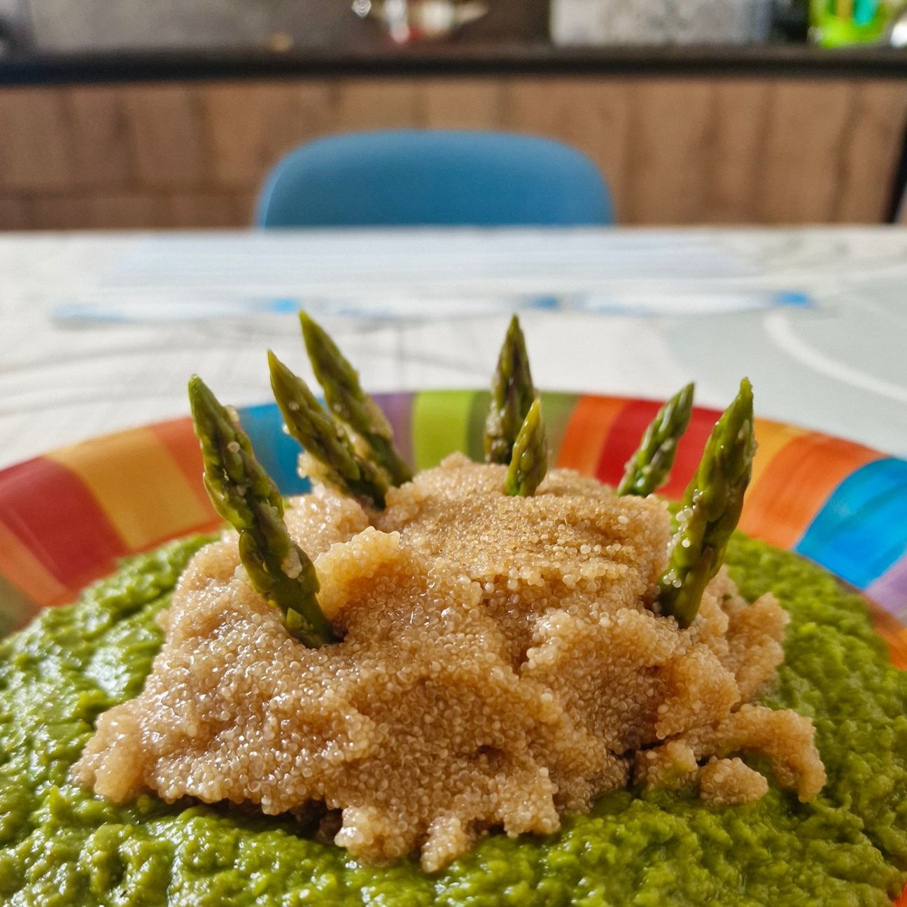 Amaranto con piselli e asparagi
