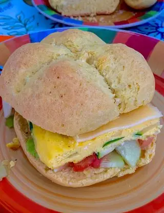 Ricetta Panino con frittata, gouda e verdure fresche di monidipastafrolla
