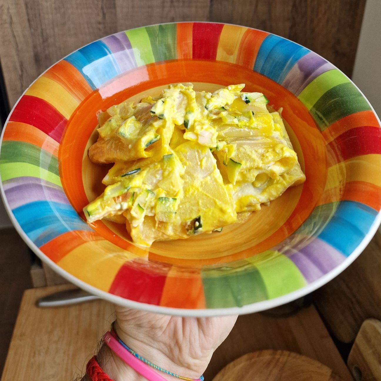 Paccheri con ricotta, zafferano, scaglie di mandorle e zucchine grigliate