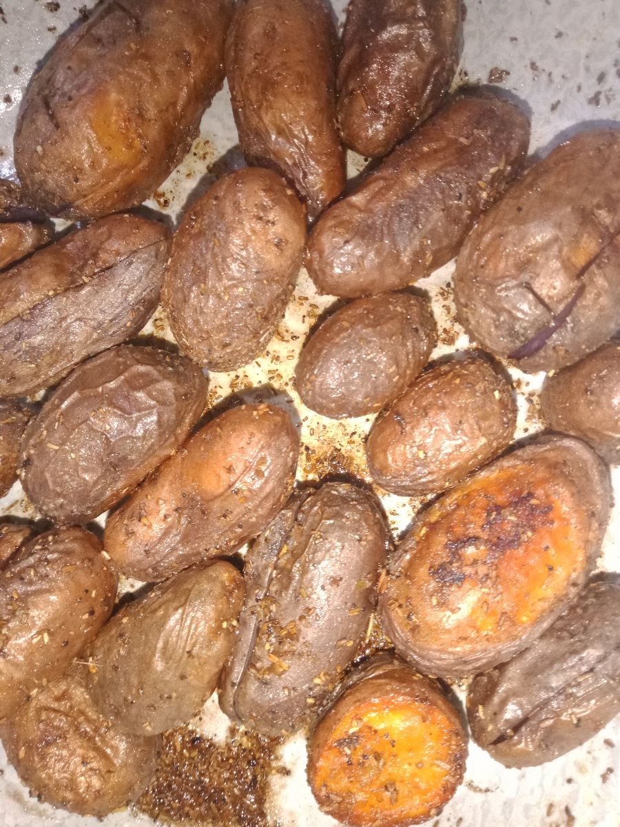 Patatini viola al forno con buccia croccante