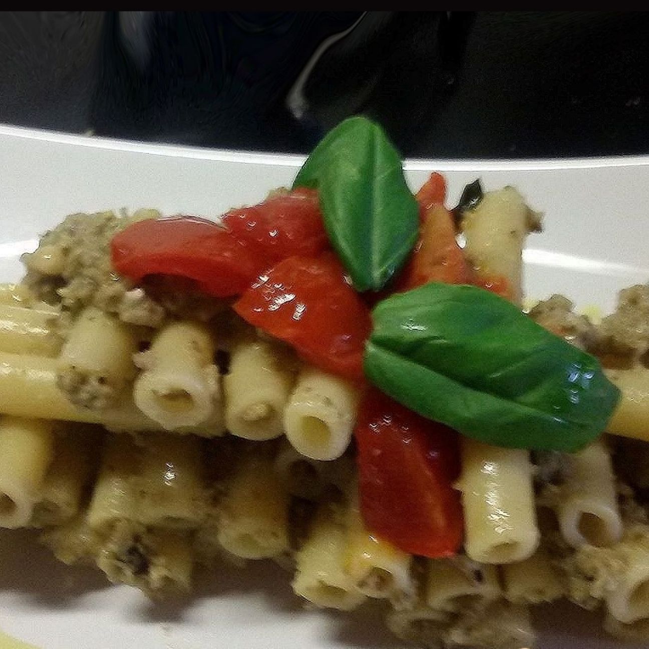 Pasta al pesto di melanzane con pomodorini e pinoli