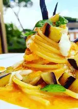 Ricetta Spaghettoni datterino giallo, melanzane, bufala, pinoli e olio al basilico.