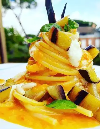 Ricetta Spaghettoni datterino giallo, melanzane, bufala, pinoli e olio al basilico. di dianacorradetti