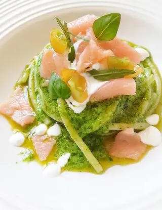 Ricetta Spaghettoni pesto di rucola,salmone, datterino giallo, basilico e yogurt!💚 di dianacorradetti