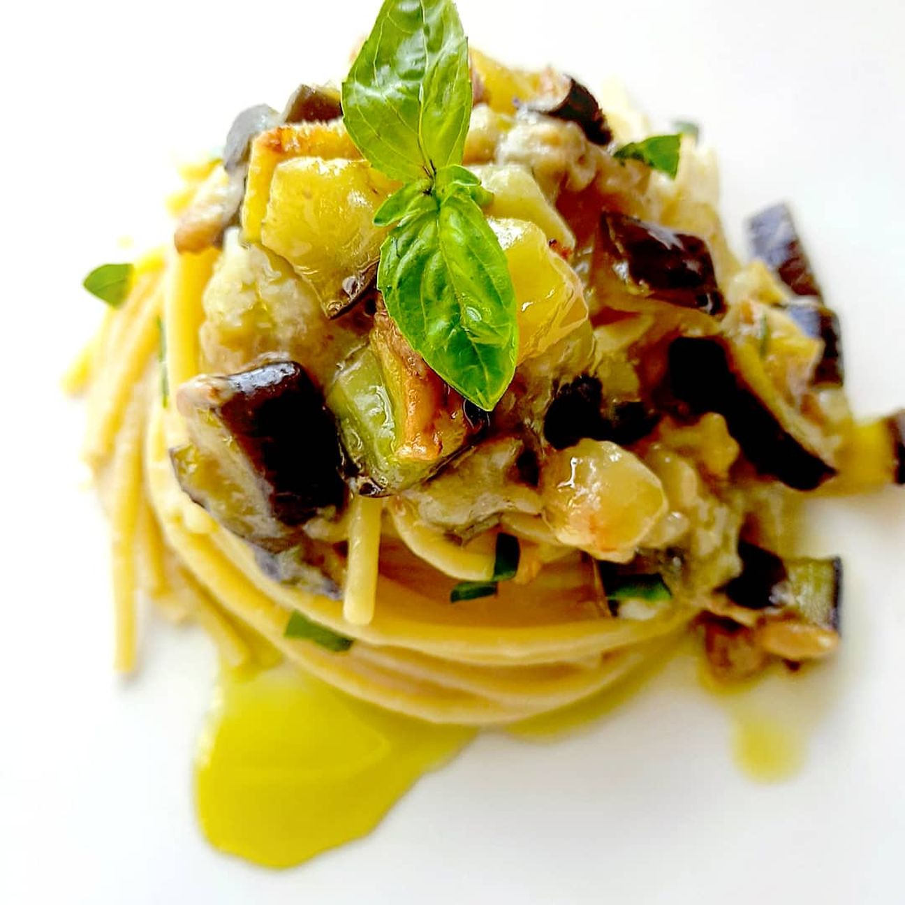 Spaghettone con melanzane, crem al parmigiano e olio al basilico!💚💚💚