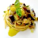 Ricetta Spaghettone con melanzane, crem al parmigiano e olio al basilico!💚💚💚